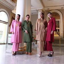Staying true to their traditional roots, slip into classic batik skirts and lace kebayas for raya this year. Syuscouture Syus Kebaya Rumah Kebaya Bangsar Nak Facebook