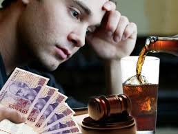 Ordenan pagar $2 M a un consumidor que encontró un envoltorio dentro de una  botella de