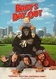 Omws O Mpompiras Drapeteyei Kai Kobei Boltes Mesa Sthn Megaloypolh Me Toys Treis Apatewnes Na Ton Kynhgoyn Kai Na M Baby S Day Out Childhood Movies Kid Movies