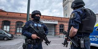 Polismannen, som var relativt ny i tjänsten, var på plats i biskopsgården och tjänstgjorde för att det finns konflikter där och pyr, sa regionpolischef klas johansson på en pressträff på torsdagen. Skjuten Man Pa Malmo C Upptradde Forvirrat Hallandsposten