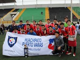 La selección de fútbol de chile, también conocida como la roja, 1 2 3 término afianzado en la década de 1980, 5 es el equipo representativo de dicho país en la categoría masculina de fútbol, la tercera selección nacional más antigua de américa y una de las veinte en el mundo n 2 —disputó su primer partido internacional el 27 de mayo de 1910 ante argentina—. Huachipato Puerto Varas Se Corono Campeon En El Torneo Internacional Peruvian Kids 2018 En La Categoria 2002 El Heraldo Austral