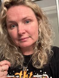 Hi everyone , this is my current and natural hair colour and hasn't had any  box dye or other dye in it since summer 2021. however I'm wanting to dye it  blue