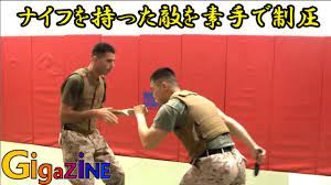 ナイフを持った相手を一瞬で倒す米海兵隊の格闘術「MCMAP」のデモ - YouTube