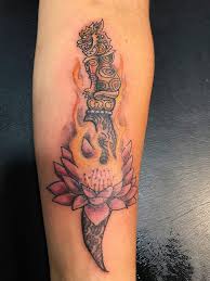 Cosmopolitan Tattoo Tatouage Avant Bras Homme Creation Couteau Amulette Inspiration Tatouage Thailandais Tatouage Ethnique Couleur