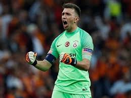 G.saray'ın yetenekli ayakları işi bitirdi, müthiş bir arda izliyorum. Fernando Muslera Nestor Fernando Muslera Micol Galatasaray
