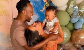 Carol Peixinho e Thiaguinho se derretem ao comemorar último 'mêsversário' do filho