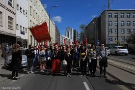 W 2015 roku obchodzimy 72. Niezalezne Obchody 75 Rocznicy Powstania W Getcie Warszawskim Tlum Warszawiakow W Marszu Pamieci