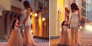Indossare gli abiti eleganti da signora, completati da scarpe (enormi) con i tacchi e collane, fino a concludere il look nell'angolo del make up dove si trovano profumi, rossetti e fard. Ù‚Ø·Ø¹Ø© Ø®Ø±ÙˆÙ Ø¥Ù†Ø³Ø§Ù†ÙŠØ© Vestiti Eleganti Madre E Figlia Findlocal Drivewayrepair Com