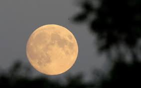 En un eclipse lunar la tierra evita que la luz del sol llegue hasta la luna, por lo cual durante la noche la luna llena desaparece por completo a medida que la sombra de la tierra la cubre. Hoy Es El Eclipse Lunar Que Dice La Astrologia
