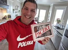 Paczki!!! (Pronounced: Punch-key). If you have Polish relatives, then you  most certainly had these building up to Lent! I ordered these from  Hamtramck, Michigan and they just arrived today. They're basically jelly