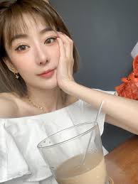 不用花大錢～你也能擁有QQ少女肌💃 👉https://jsshop.tw/肌膚最好的營養補品平常拍戲趕通告，經常日夜顛倒除了些微黑眼圈之外～  我的皮膚就像剝殼的水煮蛋般澎潤有光☺ 因為我每天擦➡防曬素顏霜守護肌膚外