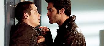 Derek hale/stiles stilinski content rating: Keahu Kahuanui Danny Mahealani Tyler Posey Gif Find On Gifer