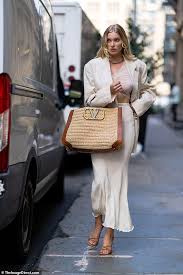 7 de noviembre de 1988) es una modelo sueca.conocida por ser uno de los ángeles de victoria's secret desde 2015. Elsa Hosk Flashes Her Incredible Abs In A Crop Top Four Months After Giving Birth To Daughter Daily Mail Online