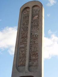 En Face Du Carrefour De La Gare Avec La Location De Jouet Electrique Au Pied Du Monument Avis De Voyageurs Sur Fahaleovantena Tribes Monument Antsirabe Tripadvisor