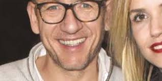 Une petite île tropicale nichée dans l'océan indien connue pour son eau bleu turquoise, c'est là que dany boon et sa sublime laurence arné ont été repérés, comme le rapporte le magazine voici. Legossip Net On Twitter Dany Boon Et Laurence Arne Ensemble Depuis Plusieurs Mois Photo Https T Co Ytrzt80i1c