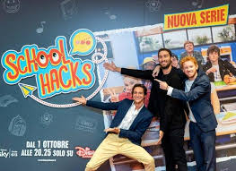 The show focuses on kids as they chat and get into unexpected situations while at a window in their school. Da Quelli Dell Intervallo A School Hacks Intervista