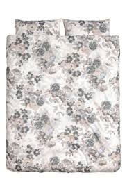 Cette belle housse de couette, au design urbain, a des dimensions de 230 x 220 cm, tandis que les 2 taies d'oreiller incluses ont des dimensions de 50 x 75 cm. Parure De Couette Fleurie Parure De Couette Jeux De Housse De Couette Et Housse De Couette Blanche