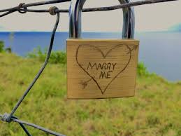 Daca barbatul este unul cunoscut sau pe care il iubeste inseamna ca aceasta incearca sa intelega relatia ei cu el. O Femeie È™i A Dat In JudecatÄƒ Partenerul Pentru CÄƒ Nu A Cerut O In CÄƒsÄƒtorie Cei Doi Sunt ImpreunÄƒ De 8 Ani È™i Au Un Copil