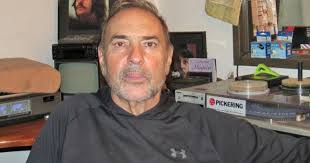 La biografía de un hombre que hizo historia en el mundo de la música y el  deporte