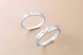 Model cincin dengan desain elegant untuk pria dan wanita ini akan menambah keindahan jari manis anda pada saat moment pernikahan atau tunangan. 10 Tips Dalam Membeli Cincin Kawin Emas Putih V Co Jewellery News