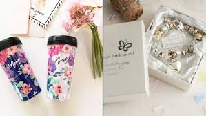 Kamu pun akan merasa bahagia jika sahabatmu yang akan menikah. Nggak Bakal Bokek 12 Ide Kado Spesial Buat Bridesmaidmu Ini Dijamin Bikin Mereka Happy