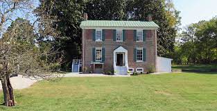 Like the person with red hair, the person with a red brick house exterior has to be careful with accessories. What Color Shutters Go With Red Brick Design Ideas Pictures