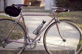 peach bob jackson with moustache bars and gum walls fahrrad