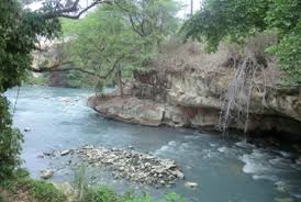Contoh danau jenis ini misalnya saguling, citarum dan jatiluhur di jawa barat, riam kanan dan riam kiri di kalimantan selatan, rawa pening, kedung ombo dan gajah mungkur di jawa tengah. Sanghyang Tikoro Awiracr