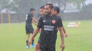 Saya kan kemarin sekamar di. Zulham Zamrun Dan Nurhidayat Resmi Berseragam Psm Makassar Celebesmedia