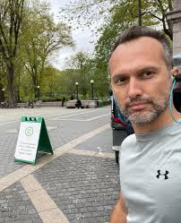 Great few days in #NYC. Radio City, first run in #centralpark. Swipe to the  end to see this couple with these really awesome cats just hanging out 🐱 .  . . #travelvibes #newyork #newyorkcity #newyorkcitylife