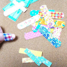 tickle tickle よっちゃんさんはinstagramを利用しています またまた 作りました はぎれ で 絆創膏 ハギレ の裏に両面テープを貼った 布シール を活用しています ケガの痛みも忘れるね かわいい ハンドメイド はん ハギレ ハンドメイド diy