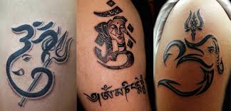 Bói bài quẻ cửu huyền thất tổ, thành tâm khấn nguyện chư tiên linh cửu huyền thất tổ trong tộc họ của mình chứng giám lòng thành và nêu điều muốn cầu xin. Hinh XÄƒm Chá»¯ Om Va Y NghÄ©a