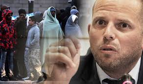Conférence annulée, véhicule caillassé, theo francken dénonce une «pensée unique hallucinante». Belgian Minister Blames Uk For Eu S Migration Woes They Want To Come To Your Country Uk News Express Co Uk