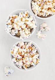 On Mise Sur Du Sucre Colore Pour Illumine Du Pop Corn Idees De Collations Alimentation Recettes De Collations