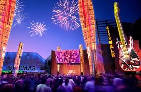 Citywalk Universal Studios Los Angeles In Desperate Need Of An Idea To Hang Out On A Saturday Night Universal City Walk Disneyland Pictures Universal Studios