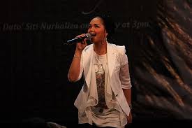 Siti nurhaliza is the debut album by malaysian singer siti nurhaliza released in 1996. Siti Nurhaliza Wikiwand