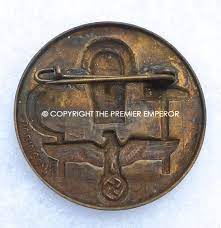 Памятный знак tag der arbeit 1935 день труда. German Tinnie Day Badge Tag Der Arbeit Circa 1934 Relic Militaria Military Antiques And Memorabilia