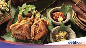 Rebus ayam sampe empuk, iris kentang dicuci dan rendam pake air hangat kemudian di goreng 5 Resep Ayam Kampung Bumbu Rendang Hingga Opor