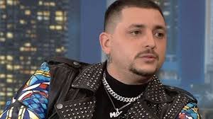 Η σορός του mad clip έφτασε στο ναό με τον κόσμο να . Mad Clip Egine Agalma Kai Sth8hke Sth Mesh Ths Plateias Ths Glyfadas Madata Gr