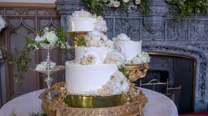 Un mois très important pour le couple qui célébrait le premier anniversaire de leur fils archie, le 6 mai dernier. All You Need To Know About The Royal Wedding Cake Vogue Paris