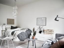 Daar wordt hij chinese money plant genoemd. Compacte Studio Met Scandinavisch Interieur En Fijne Accessoires Roomed Slaapkamerinterieur Scandinavisch Interieur Appartement Inrichting