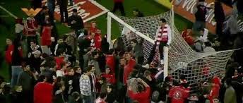 Top 10 olympiakos fans ultras away gate 7 on tour road to olympiakos fans in dortmund germany italy rome torino milano. Olympiakos Fans Riot After 2 1 Victory Over Panathinaikos Fans Allegedly Attack Players Video Huffpost