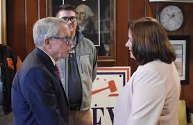 DeWines drop by WIC clinic to celebrate reading