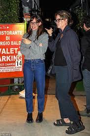 Jennifer garner was spotted with her ex husband ben affleck for the first time since he got back together with jennifer lopez. Jennifer Garner Cuts A Casual Figure In A Grey Polo Knit As She Heads Out For Dinner In Santa Monica Geeky Craze