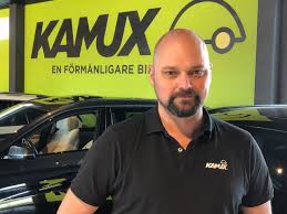 Kamux yhdistää digitaalisen kaupankäynnin kattavaan myymäläverkostoon tarjotakseen asiakkailleen erinomaisen palvelukokemuksen ajasta tai paikasta riippumatta. Nu Vaxlar Bilhandlarkedjan Kamux Upp I Sverige Byggkontakt