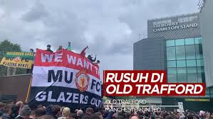 Manchester united's game against liverpool has been delayed after fans invaded the pitch at old trafford in a protest against the club's owners. Awlfvpqf73fu1m