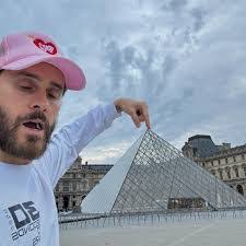 Elizabeth Sawyers's Instagram, Twitter & Facebook