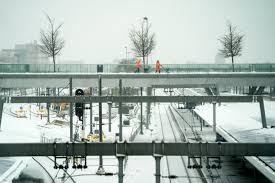 Het treinverkeer is dinsdagochtend probleemloos op gang gekomen ondanks de hevige sneeuwval van maandagavond raakte een zevental treinen geblokkeerd in stations door de sneeuw, vooral in. Geen Treinverkeer Geen Thuisbezorgd En Drukte Wegenwacht Door Sneeuw