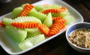 Rau củ luộc chấm muối vừng – Sự hài hòa từ màu sắc đến hương vị Mùa hè đến,  bữa cơm gia đình không cần quá cầu kỳ, chỉ một đĩa rau