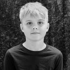 BRØDRENE LØVEHJERTE 🖤 Gi en stor applaus til disse to! Natalie spiller  Kader i gruppe 1, Robin spiller i gruppe 2. Dette vil du ikke gå glipp av!  Billetter på tikkio.com/nebut 🎭🎟🌸